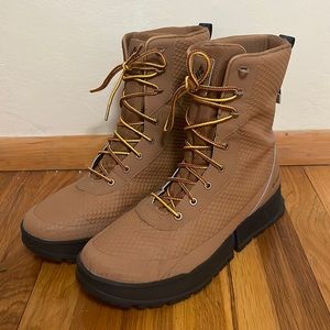 Men’s Columbia Hyper-Boreal Omni-Heat Tall Boots, Size 9.5